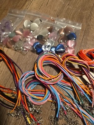 MARKENLOS RESTPOSTEN 50 bunte Kunstlederbänder + 33 Cat-Eye Herzen + 10 Amethyst Anhänger