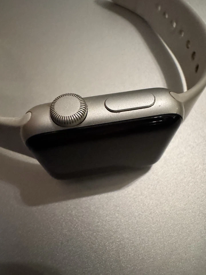 Apple Watch Series 3 38 mm Estuche de aluminio plateado Correa deportiva blanca  Foto 4 de 4