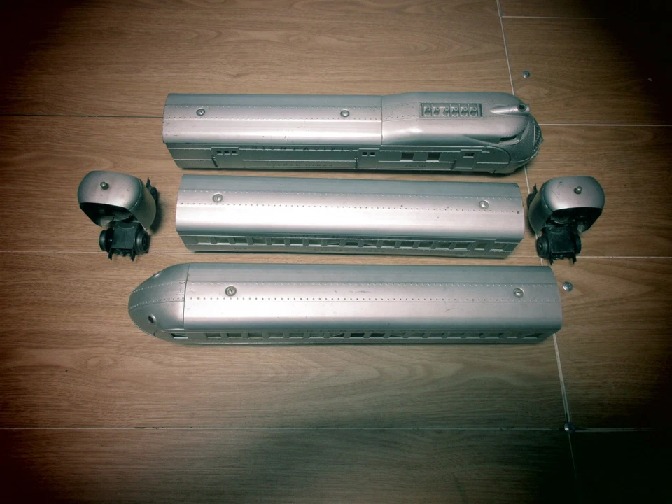 VINTAGE LIONEL #752W STREAMLINER CAR SET W/ 753, 754 & 2 VESTIBULES TESTED - Image 3 of 4