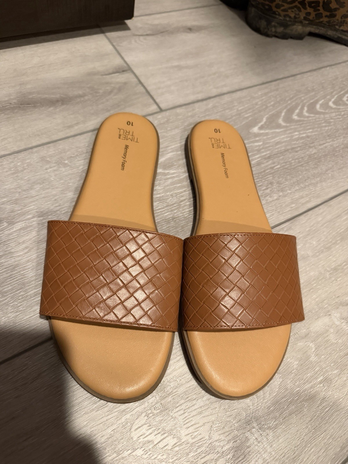 Time and Tru Women’s Brown Leather Slide Sandals Memory Foam Quilted US 10 M