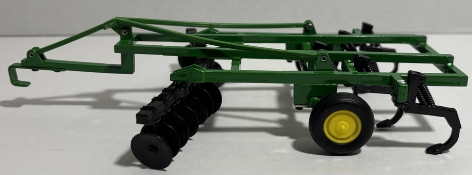 ERTL 1:64 Scale John Deere Farm  5 Shank Subsoiler Disc Harrow USED GREAT SHAPE - Image 4 of 4