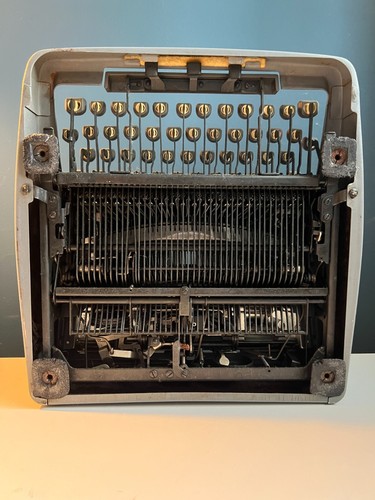 1951 Royal Quiet De Luxe Portable Typewriter With Case + Manual + FREE SHIPPING - Picture 17 of 24