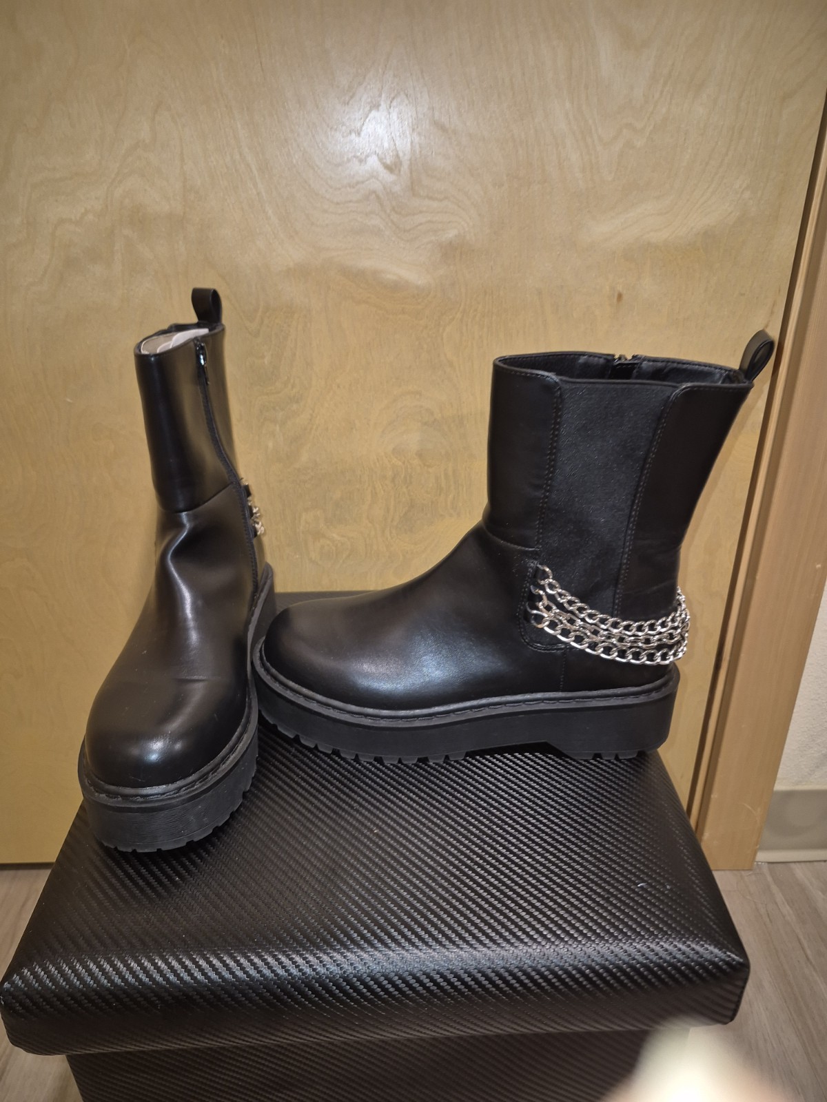 SAOLA Wild Pair RockSann Stivali neri con suola a strappo accentuata a catena 9