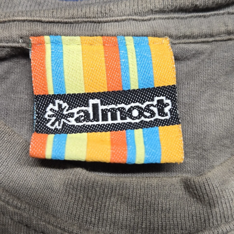 Camiseta Almost Wolf tamanho P marrom gráfica feita nos EUA - Imagem 3 de 4