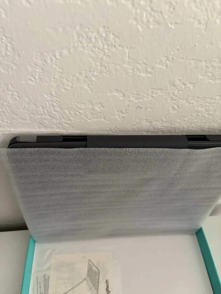 Logitech Slim Folio Keyboard Case Folio iPad Pro 12.9" 3rd Gen *OPEN BOX - Image 3 of 4