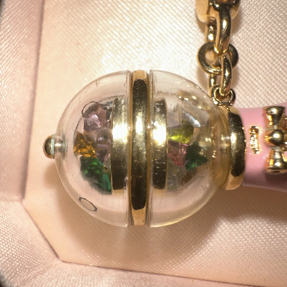 Dije de máquina de chicle rosa Juicy Couture 2008 raro en muy buen estado Foto 3 de 4