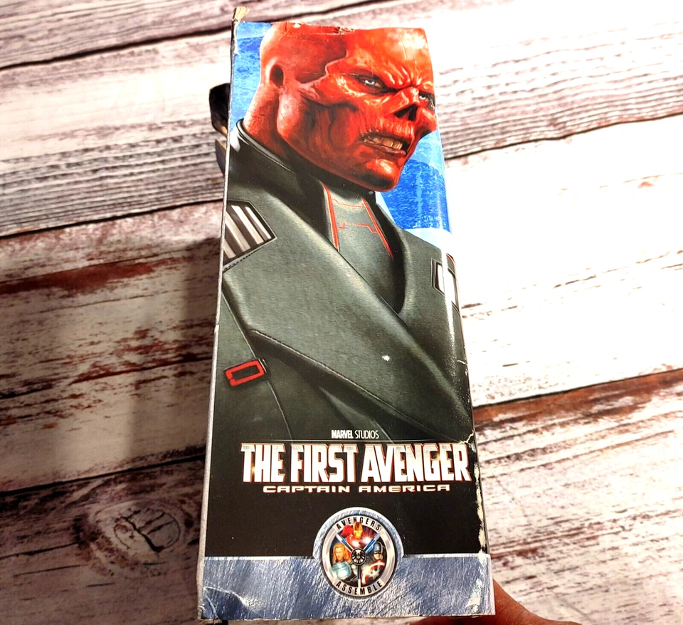 Figura de acción Marvel Select Capitán América el primer vengador calavera roja 2011. Foto 4 de 4