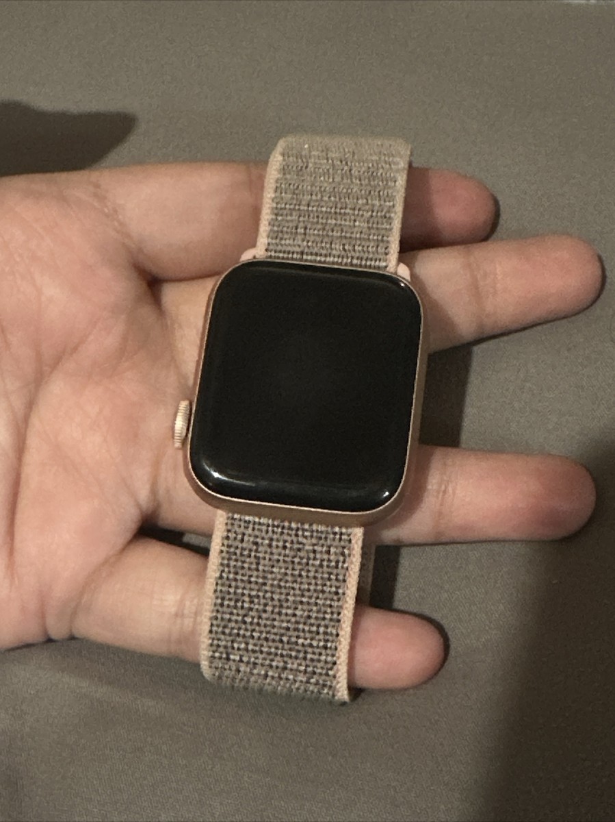 Apple Watch Series 4 44 mm Gold Aluminum Case with Pink Sand Apple Watch Series 4 44 mm Gold Aluminum Case with Pink Sand