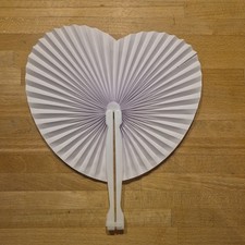 Papier Kunststoff Handf&auml;cher WEISS 15 cm aufgeklappt Herzform z.B. f&uuml;r Hochzeit
