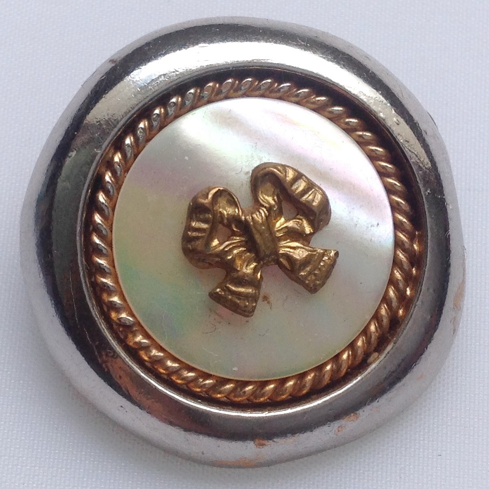 Broche Vintage Rhodié Argent Et Nacre - Cabochon Rond En Relief - Modèle 3512 - Bijou Fantaisie Occasion