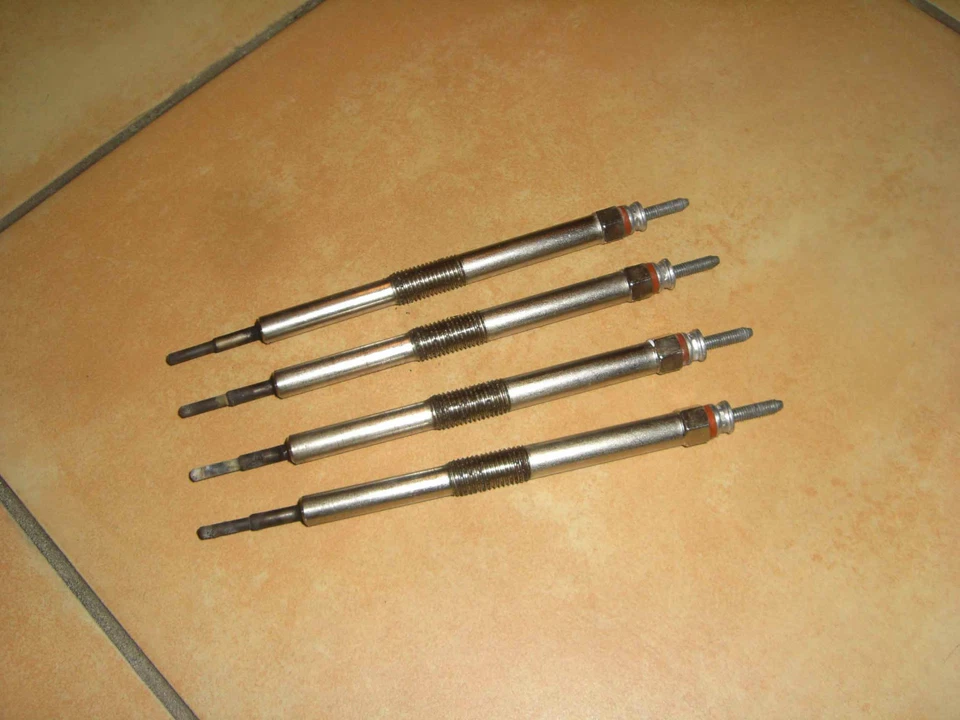 JUEGO DE 4 BUJÍAS ORIGINALES TOYOTA YARIS 1.4 D4D 19850-33020 IQ AURIS SET DIÉSEL Foto 2 de 4