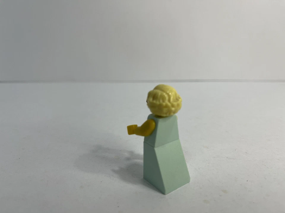 Lego Minifigure Series 9 Hollywood Starlet (col09-3) with Stand - Image 2 of 2