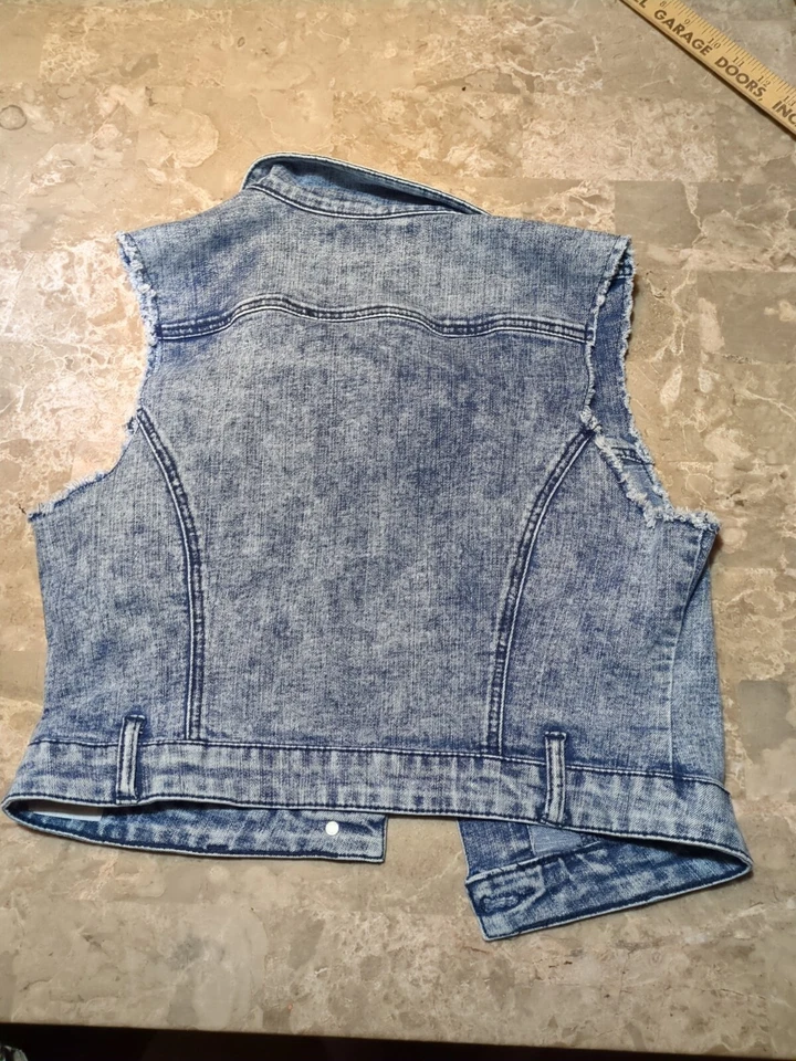 Chaleco vaquero para niñas, talla L/G, de GUESS Los Angeles lavado ácido Foto 4 de 4