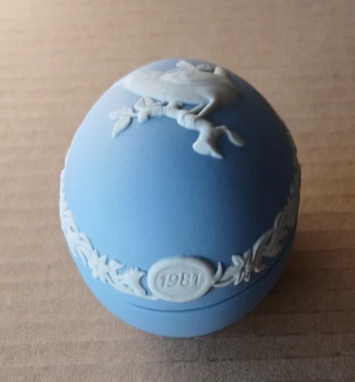 Wedgwood BLUE Jasper WREN British Bird Egg Box 1981