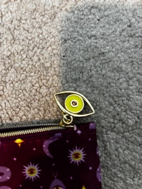 Bolsa de Maquillaje ipsy—Bolsa Morada con Serpiente de Un Ojo y Tercer Ojo Foto 2 de 3