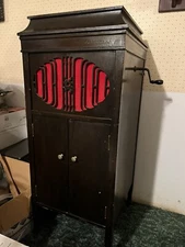 Antique 1920-1930s Brunswick Victrola Phonograph with albums key needles 