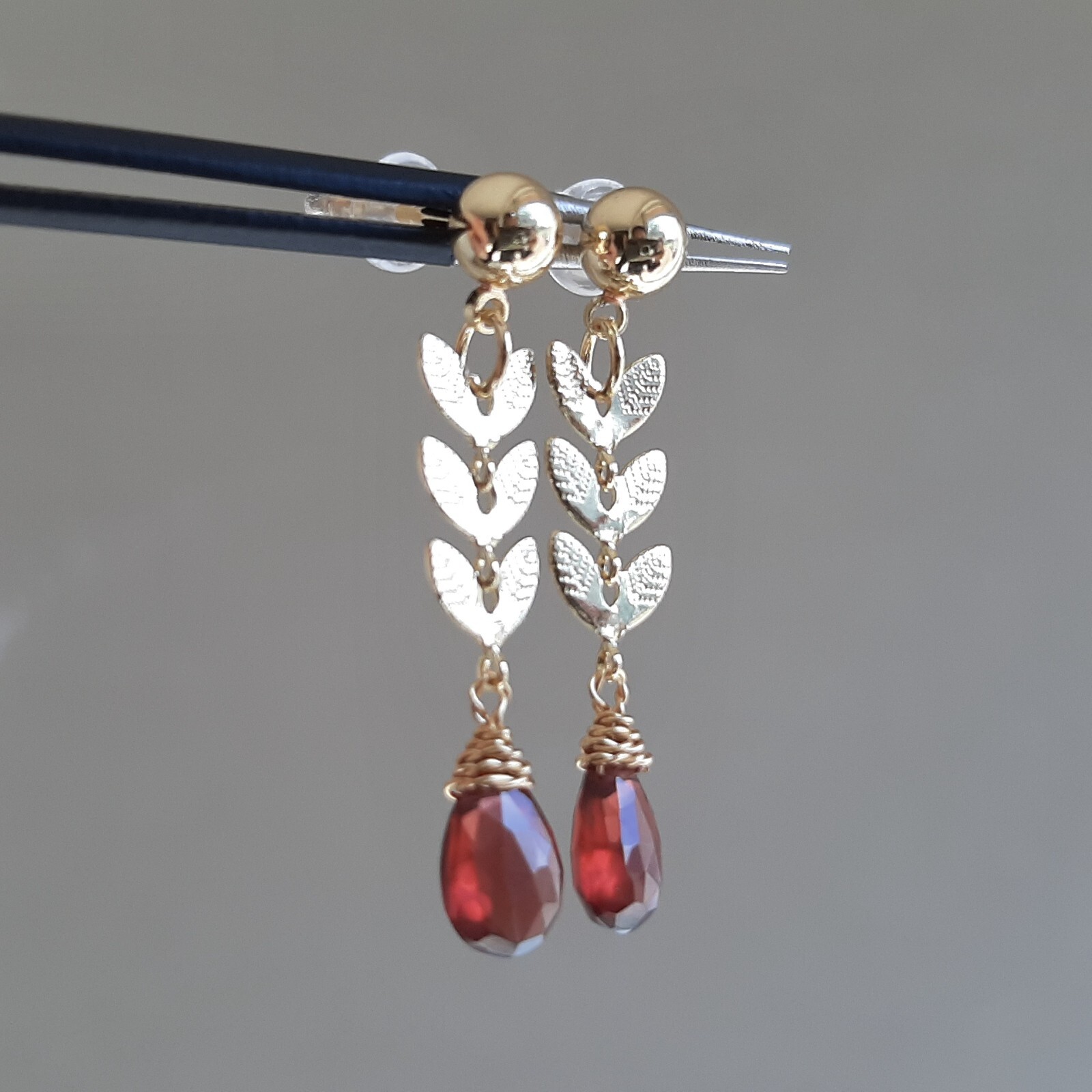 Boucles d'oreilles grenat plaqué or jaune anti-allergie pour lobes sensibles et délicats