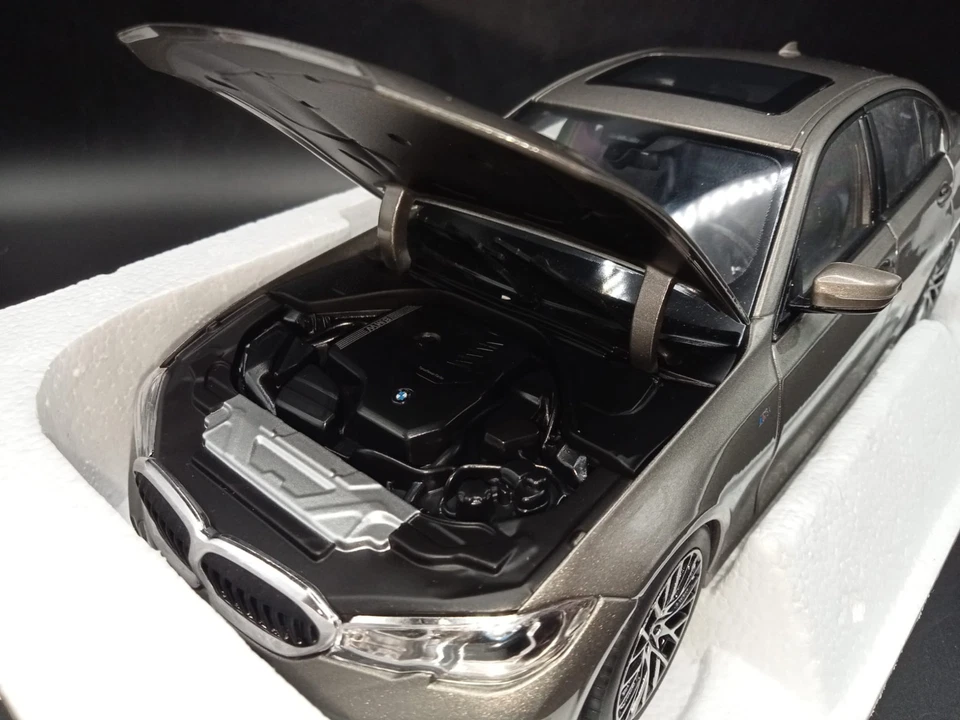 BMW 330i 2019 1/18 Norev - Immagine 4 di 4