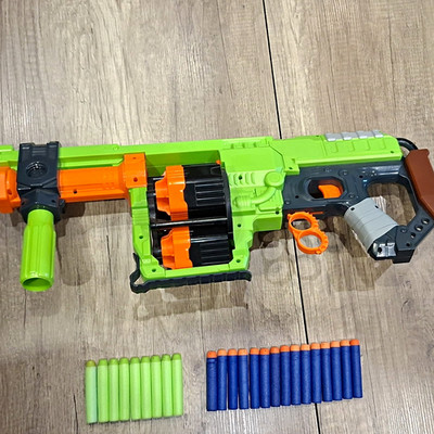NERF Zombie Strike Doominator mit rotierbarem Trommelmagazin , 9 Original Darts