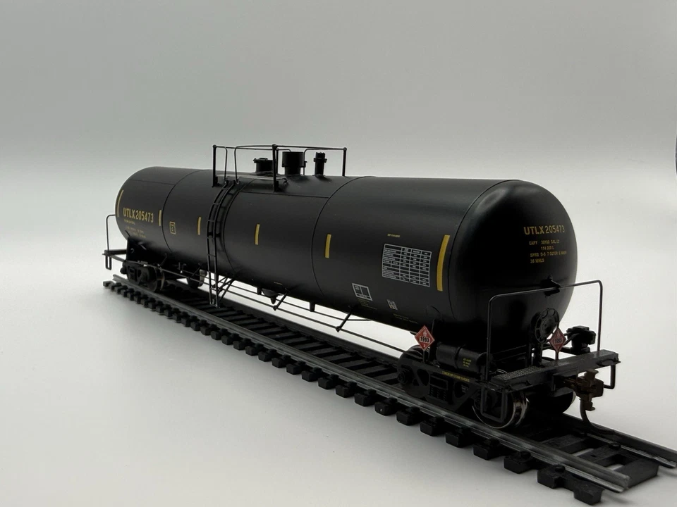 HO InterMountain UTLX 33,000 Gal Tank Car 205473 – Kadee Couplers Metal Wheels - Image 2 of 4