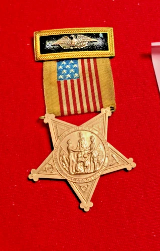CIVIL WAR GAR VETERANS' MEMBERSHIP BADGE WITH GOLD BORDER