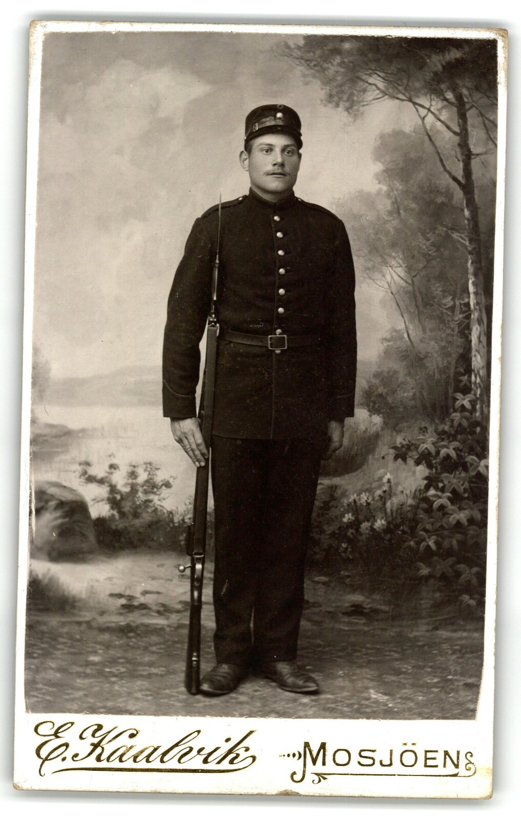 ANTIQUE CDV C. 1890s E. KAALVIK SOLDIER IN UNIFORM HOLDING RIFLE MOSJOENS NORWAY