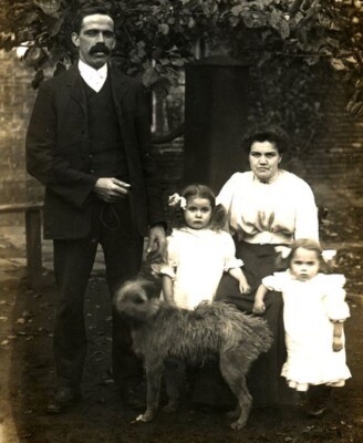 AK RPPC Familienportrait Gruppe mit Haustier Hund um 1910 Sozialgeschichte #100