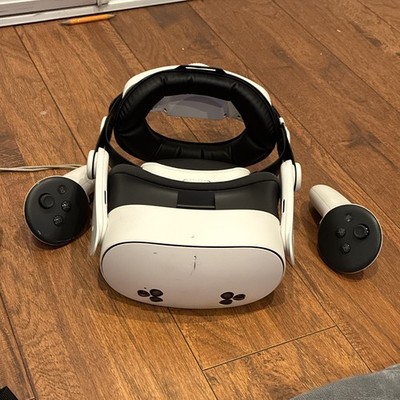 Meta Quest 3s Standalone VR Headset with 2 Controllers White/Black