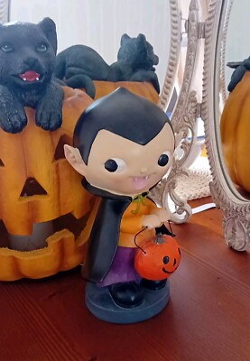 Tk Maxx Halloween Dracula Vampir Junge hält seinen Kürbis Ornament 31 cm