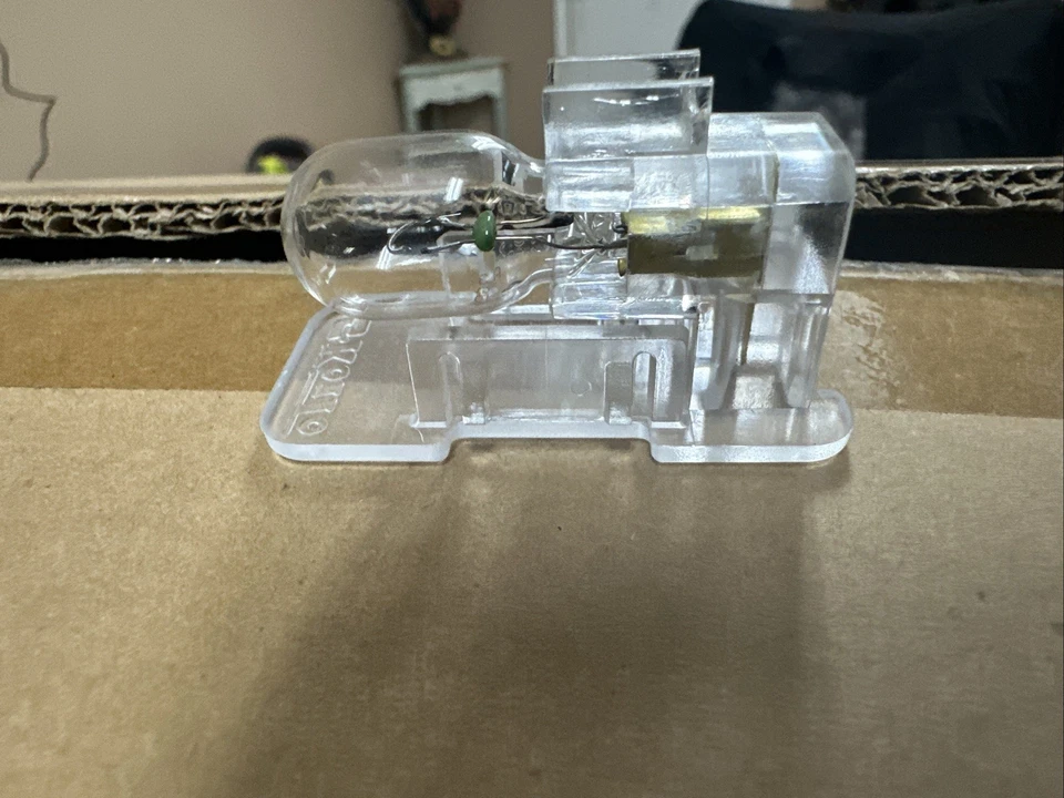 LOTE DE 270 GM BUICK LUZ LUZ CORTESÍA TRASERA PARTE NO. 10273135 ASM-R/CMPT NUEVO Foto 3 de 4