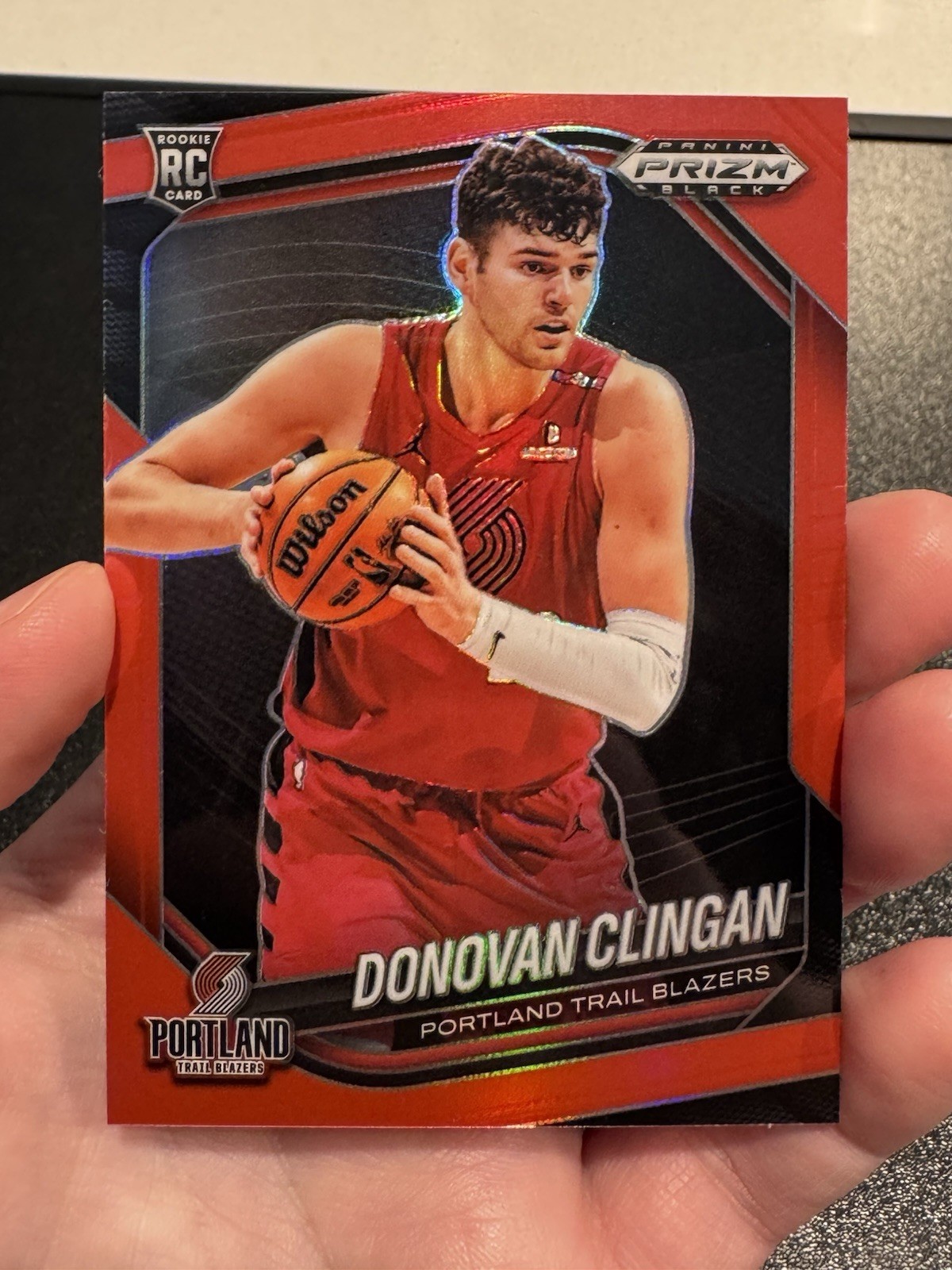 2024-25 Panini Prizm Black - Donovan Clingan Rookie #131 Red Prizm /299 (RC)