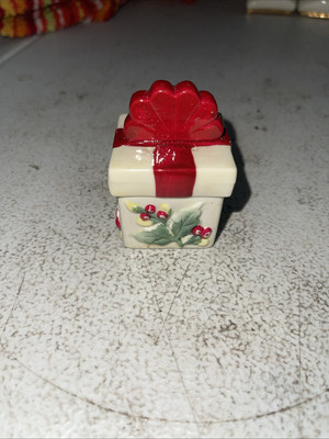 Pfaltzgraff Salt & Pepper Shakers Winterberry Christmas Present Mini Miniature