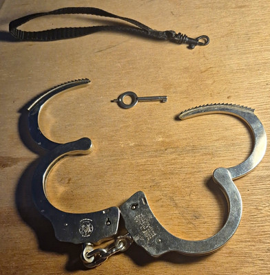 Smith & Wesson Model 100 Handcuffs w/ Key, MPN 100