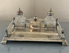 Versilbertes Schreibset Schreibgarnitur mit 2 gläsernen Tintenfässern