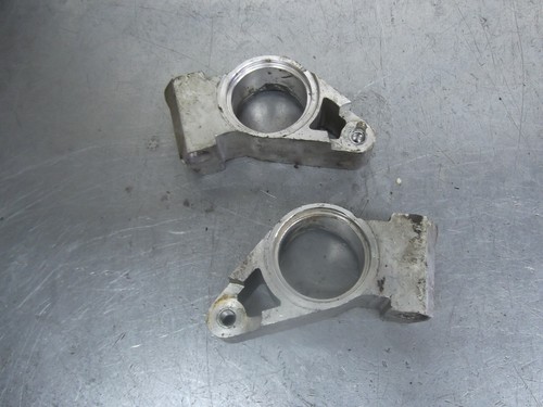 YAMAHA FZR1000 HANDLEBAR CLAMPS - Picture 2 of 2
