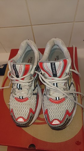 Saucony Griglia Donna Giro 18025-1. Scarpe da allenamento running rosso argento. Taglia 6,5 - Foto 9 di 11
