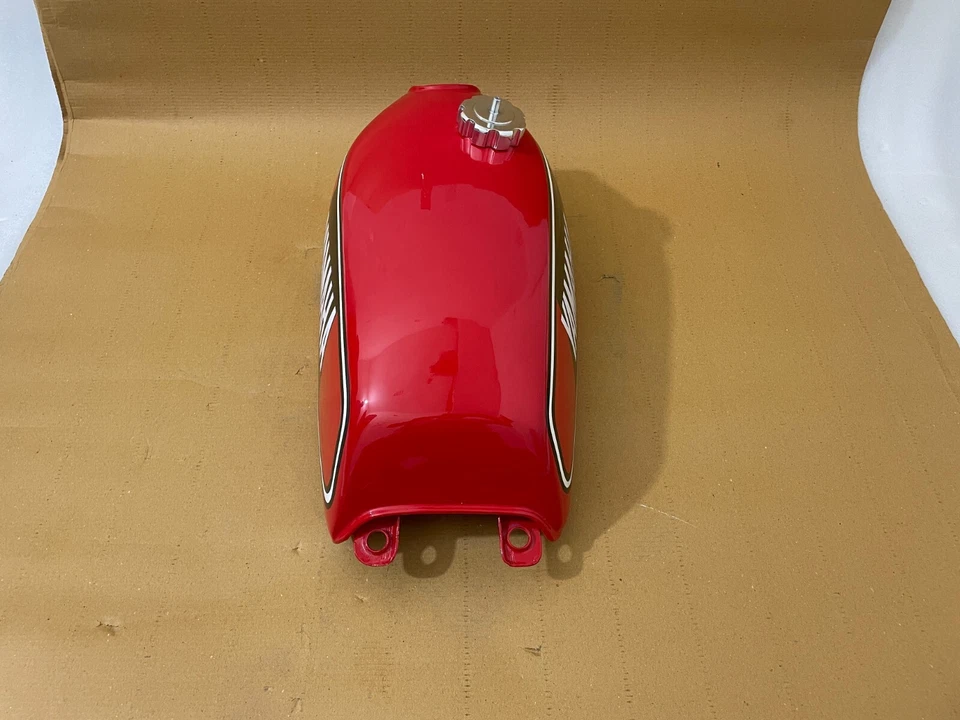 Yamaha DT175 DT 175 1977-78 Acero Pintado Rojo Combustible Gasolina Tanque Con Tapa Foto 4 de 4