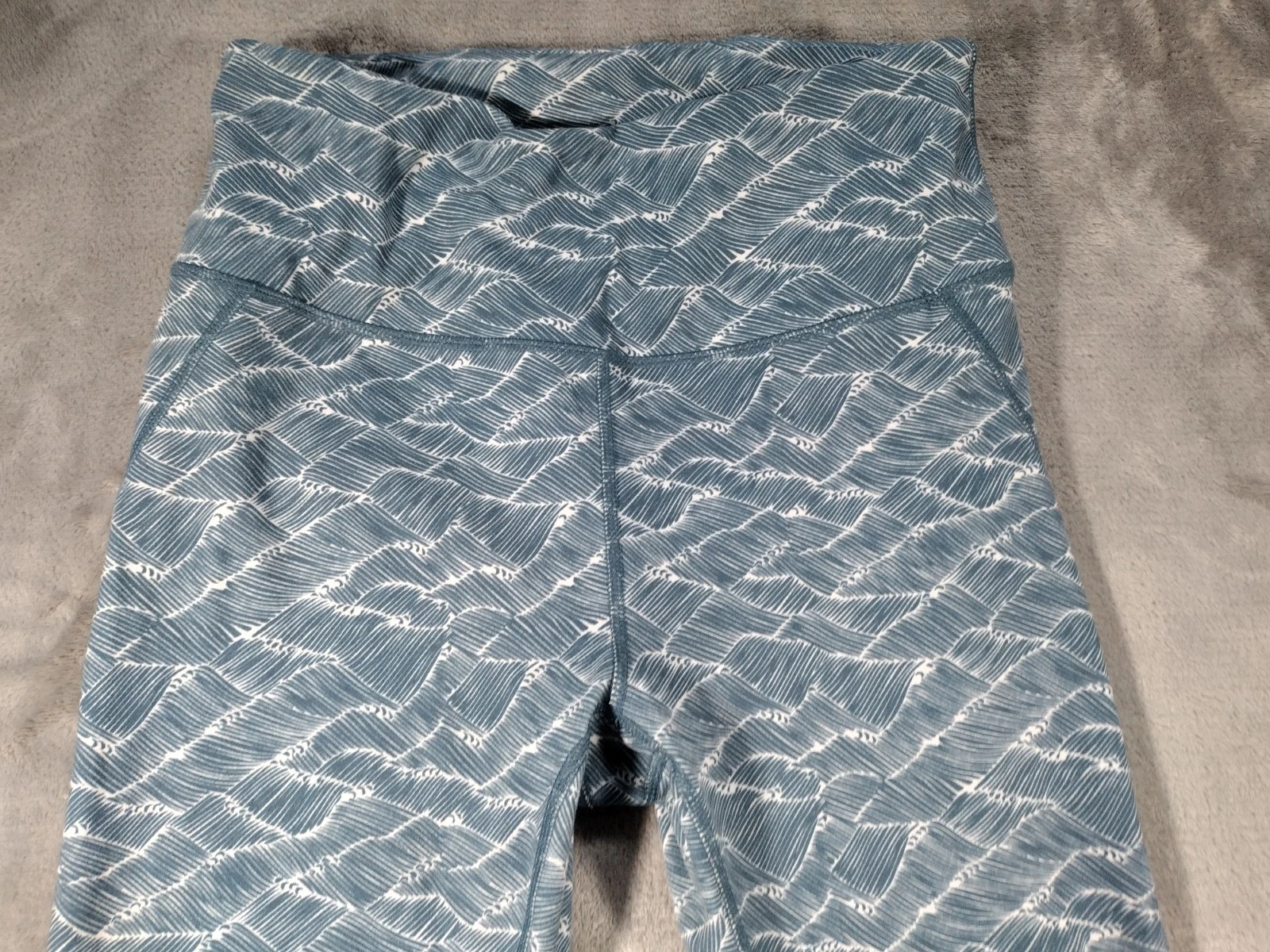 vuori pace high rise printed wave yoga leggings