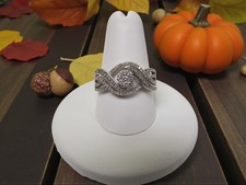 10 Kt. White Gold Diamond Cluster Ring Size 8.5 4.11g 