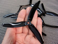 2 Propeller, 3 Blatt, 5 x 4", 126 mm Ø, 1x Rechtslauf + 1x Linkslauf