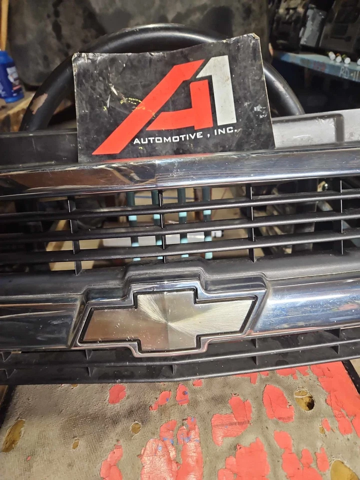 98-05 BLAZER S10/JIMMY S15 Grille Black W/Chrome Mldg Emblem W/Turn Signals OEM — 第 2/4 张图片