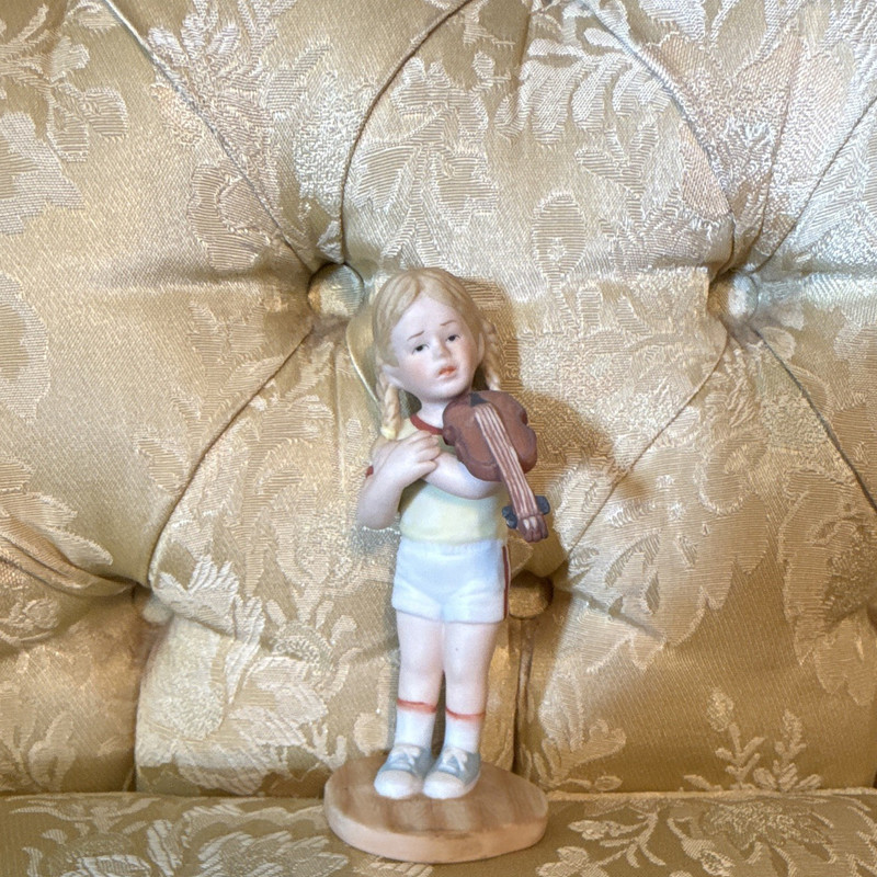 Enesco "Getting the Feel of It" Porcelain Girl Playing Violin Figurine 1982
