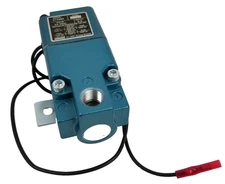 Lincoln Industrial 274398 Air Solenoid Valve 24VDC 8.5 Watts 3 Way 150psi NEW