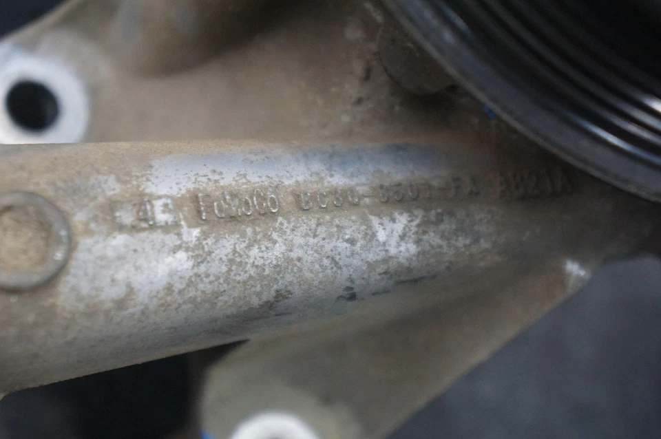 Soporte de polea del ventilador de refrigeración del motor OEM CC3Z8553C Ford F350 Super Duty 2015-19 Foto 2 de 4