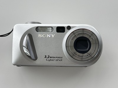 Sony DSC-P8 Cyber-Shot Camera Silver in Original Packaging TESTED