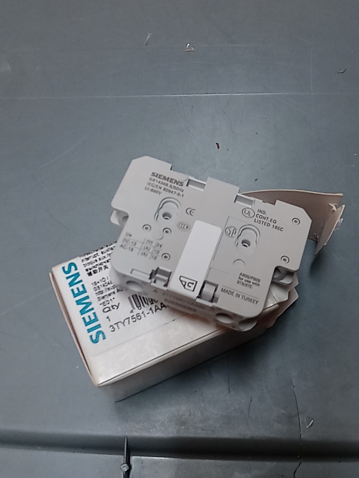 Siemens 3TY7561-1AA00 Auxiliary Switch Block for Contactors New W Box