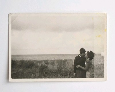 Couple kisses Ile de ré, sea - vintage photo snapshot 1963