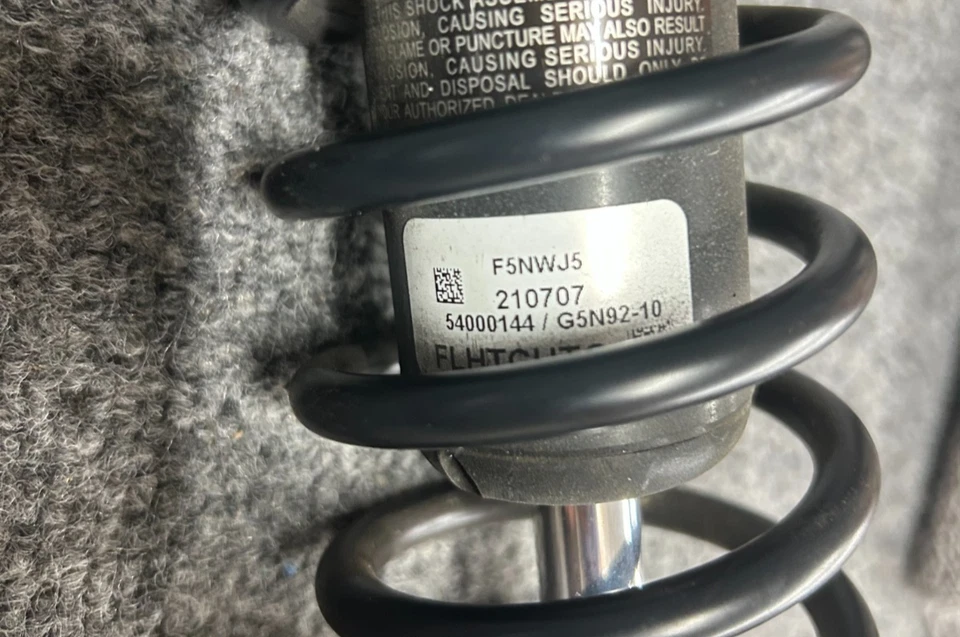 Amortiguadores ajustables Tri Glide OEM HARLEY-DAVIDSON 09-25 Foto 3 de 4