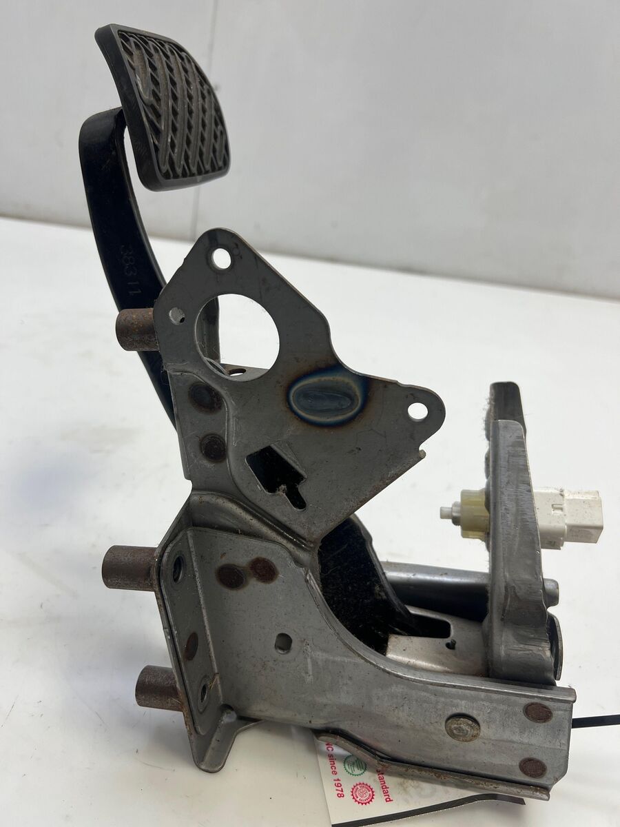 2013 - 2019 Nissan Sentra Brake Pedal Assembly w/ Bracket 2013 - 2019 Nissan Sentra Brake Pedal Assembly w/ Bracket