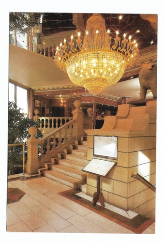 Manchester: Sachas Hotel: Foyer & Chandelier - a Britannia Hotel - was C&A shop - 第 1/2 張圖片